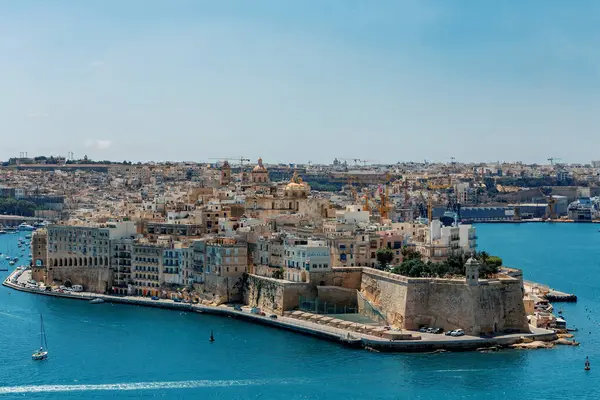 Fort St. Angelo, Malta 'nın dayanıklılığının sembolü görkemli taş duvarlar zengin tarihin sessiz tanığı. Birgu limanı. Saint Elmo Kalesi 'nden görüntü. Malta 'nın Kültür Mirası