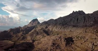 Andringitra Ulusal Parkı, Dağ manzarası. Yukarıdan bak. Günbatımı dağ manzarası ve vadisinin dramatik gökyüzü olan en iyi insansız hava aracı videosu. Madagaskar Tepesi vahşi doğası.