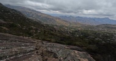 Andringitra ulusal parkı, Madagaskar, dağ manzarası, yüksek tepelerden inen patika. Andringitra dağlarında turist gezisi. Madagaskar vahşi doğası.