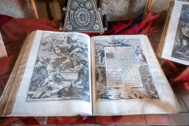 Sant Jaume Katedrali, Kilise, Alcudia, Mallorca 'da eski İncil kitabı açıldı.