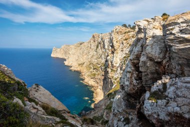 Kaptan Formentor 'un uçurumundaki güzel deniz feneri. Balear Adaları Mallorca İspanya. Tatil konsepti. Mallorca 'da en çok ziyaret edilen yerlerden biri.