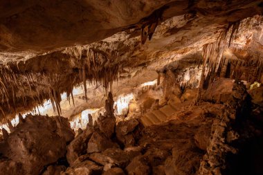 Ejderha mağarası, Coves del Drach, (Cuevas del Drach). Gizemli yeraltı mağaraları. Porto Cristo Balearic Adaları Mallorca İspanya. Tatil kavramı.