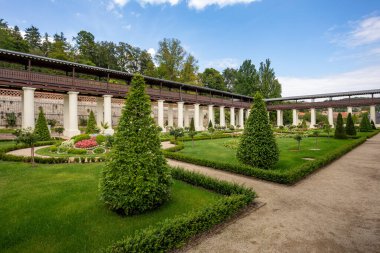 Tarihsel Lysice Şatosu, Lysice kasabasının simgesel simgesi, Güney Moravya, Çek Cumhuriyeti. Göz kamaştırıcı mimari ve yemyeşil bahçeler. Kültürel ve seyahat tasvirleri için mükemmel..