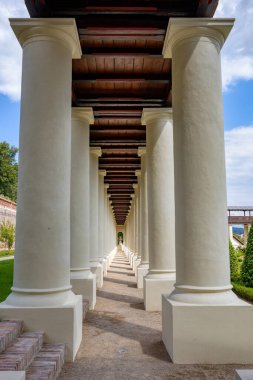 Tarihsel Lysice Şatosu, Lysice kasabasının simgesel simgesi, Güney Moravya, Çek Cumhuriyeti. Göz kamaştırıcı mimari ve yemyeşil bahçeler. Kültürel ve seyahat tasvirleri için mükemmel..