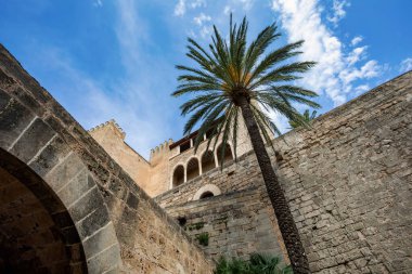 La Seu katedralinin yanındaki La Almudaina Kraliyet Sarayı. İspanyol kraliyet ailesinin resmi konutlarından biri. Mallorca Şehri 'nden. Balear Adaları İspanya. Seyahat acentası tatil kavramı.