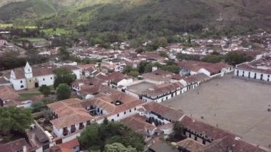 Villa de Leyva, Plaza Belediye Başkanı olarak bilinen sömürge kasabası, Güney Amerika 'nın en büyük taş döşeli meydanı, kaldırımlı sokaklar, beyazlatılmış binalar ve tarihi UNESCO mimarisi. Boyaca, Kolombiya.
