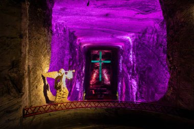 Çarmıhın aydınlatılmış haçı, İsa 'nın son yolculuğunun, Kolombiya Zipaquira' nın yeraltı Katedrali 'nde (Tuz Katedrali) ruhani ışıkla parladığını gösteriyor..