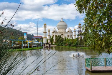 Taj Mahal 'in kopyası, Jaime Duque Park, Kolombiya' nın Bogota şehrinin Tocancipa belediyesinde aile odaklı eğlence parkı..