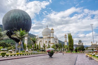 Biopark Wakata Tanrı Anıtı, Jaime Duque Park, Kolombiya 'nın Bogota şehrinin Tocancipa belediyesinde aile odaklı eğlence parkı..