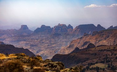 Kuzey Etiyopya 'daki güzel Semien veya Simien Dağları Ulusal Parkı manzarası. Afrika vahşi doğası. Dağ yürüyüşü konsepti.