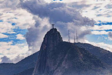 Kurtarıcı İkonik İsa, Rio de Janeiro 'da dramatik bir gökyüzünün altında Corcovado Dağı' nın tepesinde. Pao de Acucar 'dan panoramik görüntü. Brezilya
