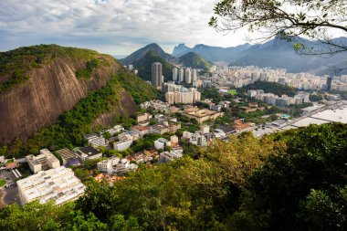 Pao de Acucar 'dan Rio de Janeiro Botafogo' ya ve Morro da Urca 'dan Urca' ya kadar uzanan panoramik bir manzara. Brezilya.