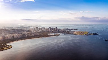 Rio de Janeiro 'nun panoramik günbatımı manzarası Guanabara Körfezi, ve Santos Dumont Havaalanı suya doğru uzanır. Rio de Janeiro Brezilya.
