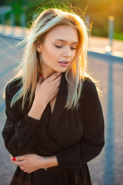 Retrato Cerca Una Hermosa Joven Delgada Rubia Caucásica Vestido Negro —  Fotos de Stock