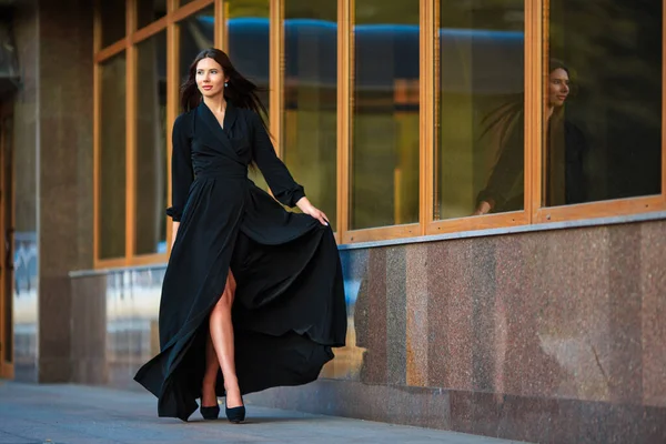 디자이너 드레스를 하이힐을 부드럽게 배경을 리드미컬 케이스 윈도우 근처를 아름다운 — 스톡 사진