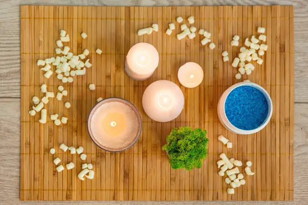 Flatlay Eines Hellen Modernen Massageraums Innendetails Brennende Kerzen Und Blaues lizenzfreie Stockbilder
