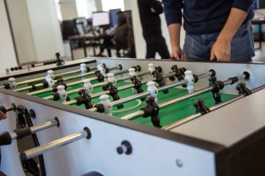 Ofis arkadaşları birlikte langırt oynuyor.