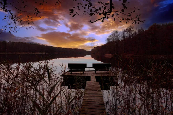 湖の岸に釣り人のためのベンチ 秋の夕日の風景 — ストック写真
