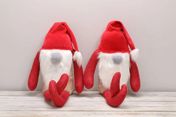 Dois Duendes Natal Estão Sentados Banco Brinquedos Têxteis Espaço Vazio Fotografia De Stock