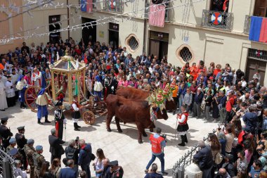 CAGLIARI, İtalya - 1 Mayıs 2023: Cagliari, Sardinya 'da Sant' Efisio Festivali. Aziz Efisio heykeli, Cagliari 'den Nora' daki şehit infaz yerine dört günlük bir törenle yola çıktı.