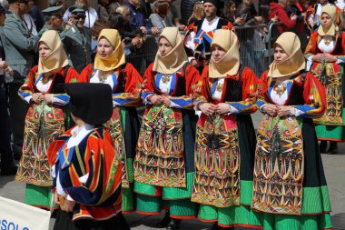 CAGLIARI, İtalya - 1 Mayıs 2023: Cagliari, Sardinya 'da Sant' Efisio Festivali. Bir grup kadın ve erkek köylerinin geleneksel kostümlerini giyiyorlar.