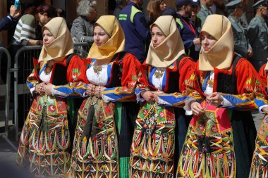 CAGLIARI, İtalya - 1 Mayıs 2023: Cagliari, Sardinya 'da Sant' Efisio Festivali. Bir grup kadın ve erkek köylerinin geleneksel kostümlerini giyiyorlar.