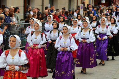 CAGLIARI, İtalya - 1 Mayıs 2023: Cagliari, Sardinya 'da Sant' Efisio Festivali. Bir grup kadın ve erkek köylerinin geleneksel kostümlerini giyiyorlar.