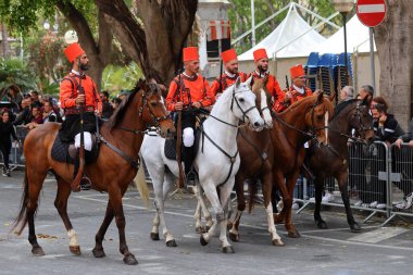 CAGLIARI, İtalya - 1 Mayıs 2023: Cagliari, Sardinya 'da Sant' Efisio Festivali. Bir grup at binicisi köylerinin geleneksel kostümlerini giyiyor.