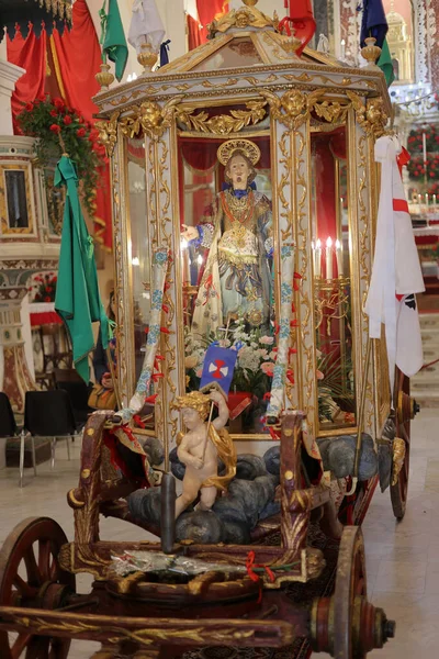 Cagliari イタリア 2023年5月1日 サルデーニャのカリアリで開催されるSant Effisioの祭り 聖エフィシオ教会の聖エフィシオ像 馬車に置かれた人物 行列の準備ができている — ストック写真