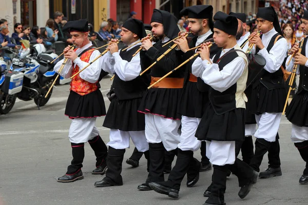 Cagliari イタリア 2023年5月1日 サルデーニャのカリアリで開催されるSant Effisioの祭り 村の伝統衣装を身に着けている女性と男性のグループ — ストック写真