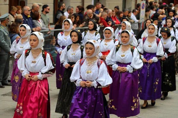 Cagliari イタリア 2023年5月1日 サルデーニャのカリアリで開催されるSant Effisioの祭り 村の伝統衣装を身に着けている女性と男性のグループ — ストック写真