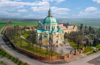 Aziz Meryem Ana 'nın Kutsal Dağındaki Bazilika ve Aziz Filip Neri Manastırı, hava manzarası.