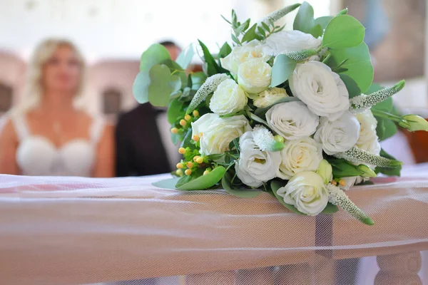 Весільний Букет Білих Квітів Перилах Коляски Церкві Під Час Весілля — стокове фото