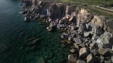 Rocky sahili, San Pietro adasının güney kısmı, Colonne di Carloforte kayalıkları, Sardunya yakınlarındaki küçük ada, hava manzaralı.