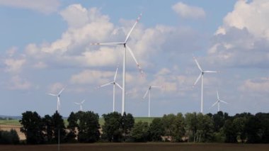 Elektrik üretimi için yel değirmenleri. Polonya, Masuria 'da rüzgar enerjisi üretimi