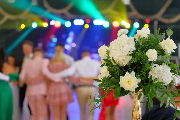 Brautstrauß Und Tanzende Paare Beim Hochzeitsempfang Hintergrund lizenzfreie Stockbilder