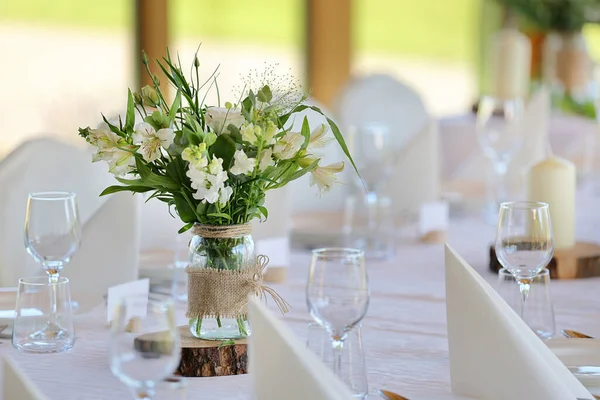 Белые Цветы Украшенные Столе Вечеринки Свадебного Приема Стоковое Фото