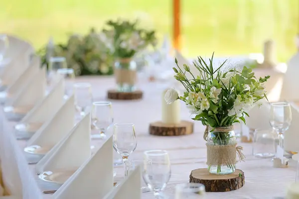 Білі Квіти Прикрашені Столі Вечірки Або Весільного Прийому Ліцензійні Стокові Фото