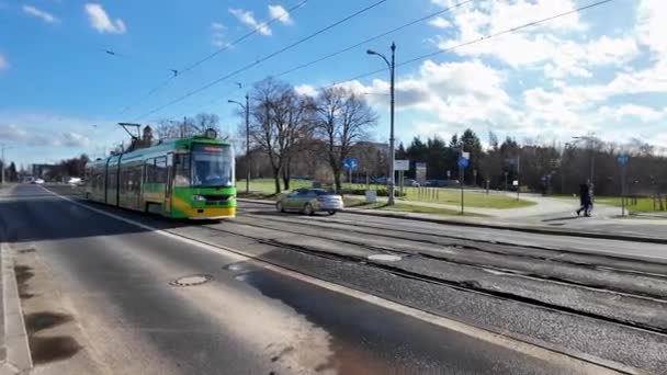 Polonia Poznan Provincia Wielkopolska 2024 Tram Verde Che Attraversa Ponte — Video Stock