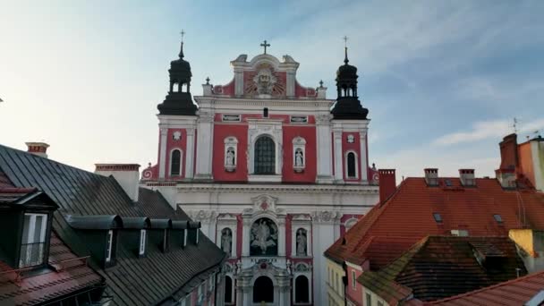 ポズナン ポーランドの旧市街の私たちの聖母マグダラのファサードバロック大学教会を見ます エアリアルビュー — ストック動画