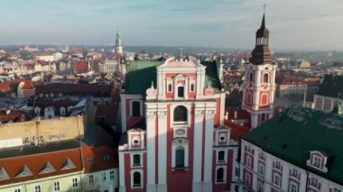 Barok Koleji Ebedi Yardım Kilisesi ve Eski Pazar Meydanı 'nın manzarası, Poznan, Polonya. Hava görünümü.