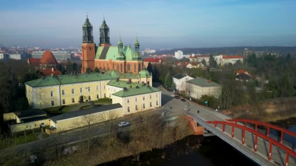 波兰波兹纳的Ostrow Tumski和使徒彼得和保罗座堂的空中景观 — 图库视频影像