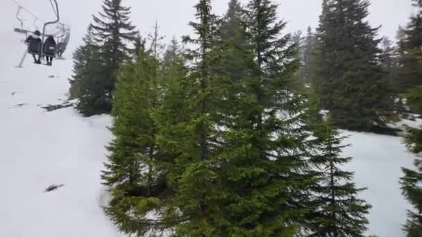 滑雪升到了波兰卡科诺泽的四川山顶 在雪和雾中悬挂缆车的双人椅 — 图库视频影像