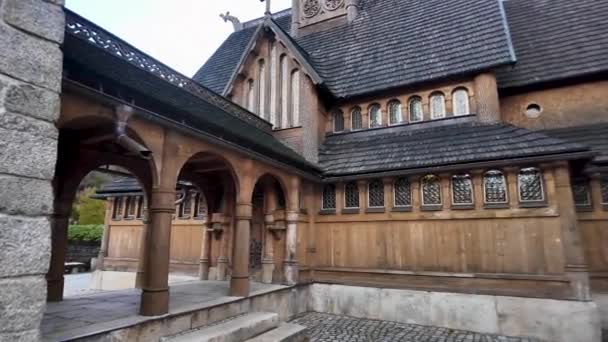 ポーランド カルパジ 2024 バング寺院 松のログで建てられた古い歴史的な福音主義のステーブ教会 ポーランド最古の木造教会 — ストック動画