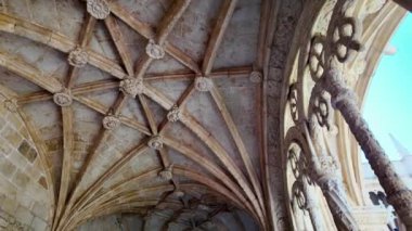 Lizbon, Portekiz - 28.04.2024: Hieronymite Manastırı Manastırı manastırı ve Belem ilçesindeki Mosteiro dos Jeronimos avlusundaki ağ mahzenleri. Arka planda kilise kubbesi var. Lisboa, Portekiz.