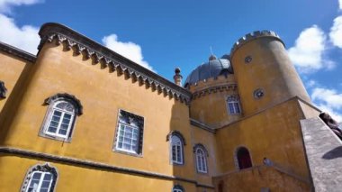 Sintra, Portekiz - 01.05.2024: Sintra 'daki Pena Sarayı (Palacio Nacional da Pena) Lizbon, Portekiz. İnsanlar ve turistlerin olduğu renkli şatonun dış görünüşü
