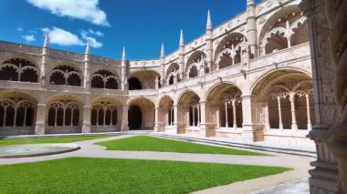 Hieronymite Manastırı 'nın manastırı ve avludaki ağ mahzenleri Belem Bölgesi' ndeki Mosteiro dos Jeronimos.. 