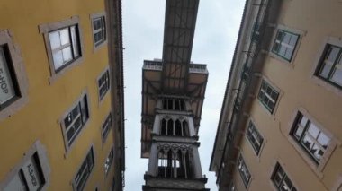 Lizbon, Portekiz - 30.04.2024: Meşhur Santa Justa Asansörü (Elevador de Santa Justa), asansör boşluklarının içini görüyor. Asansör aşağı iniyor. Lisboa, Portekiz.