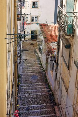 Lizbon 'un dar sokakları Portekiz' in tarihi Alfama bölgesinde