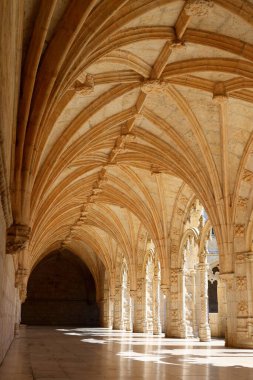 Hieronymite Manastırı 'nın manastırı ve avludaki örgü mahzenleri, Belem, Portuga' daki Mosteiro dos Jeronimos.